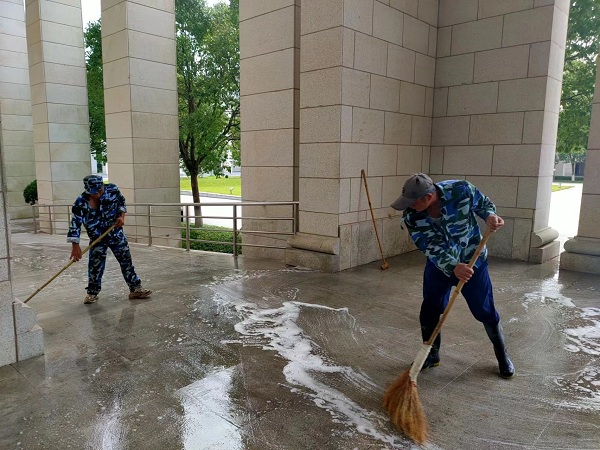 图书馆檐廊地面清洗.jpg