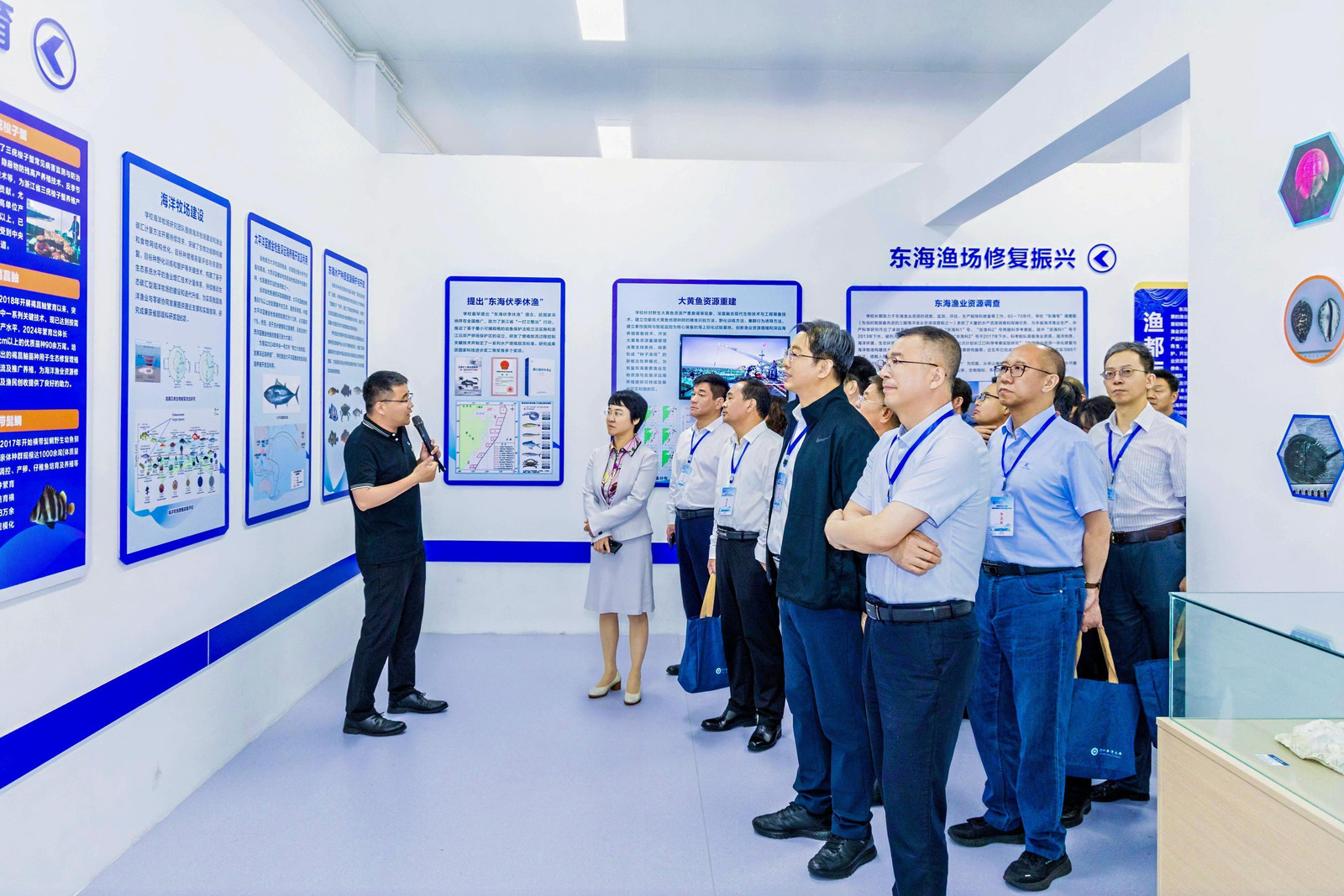 参观新质生产力展示馆.jpg