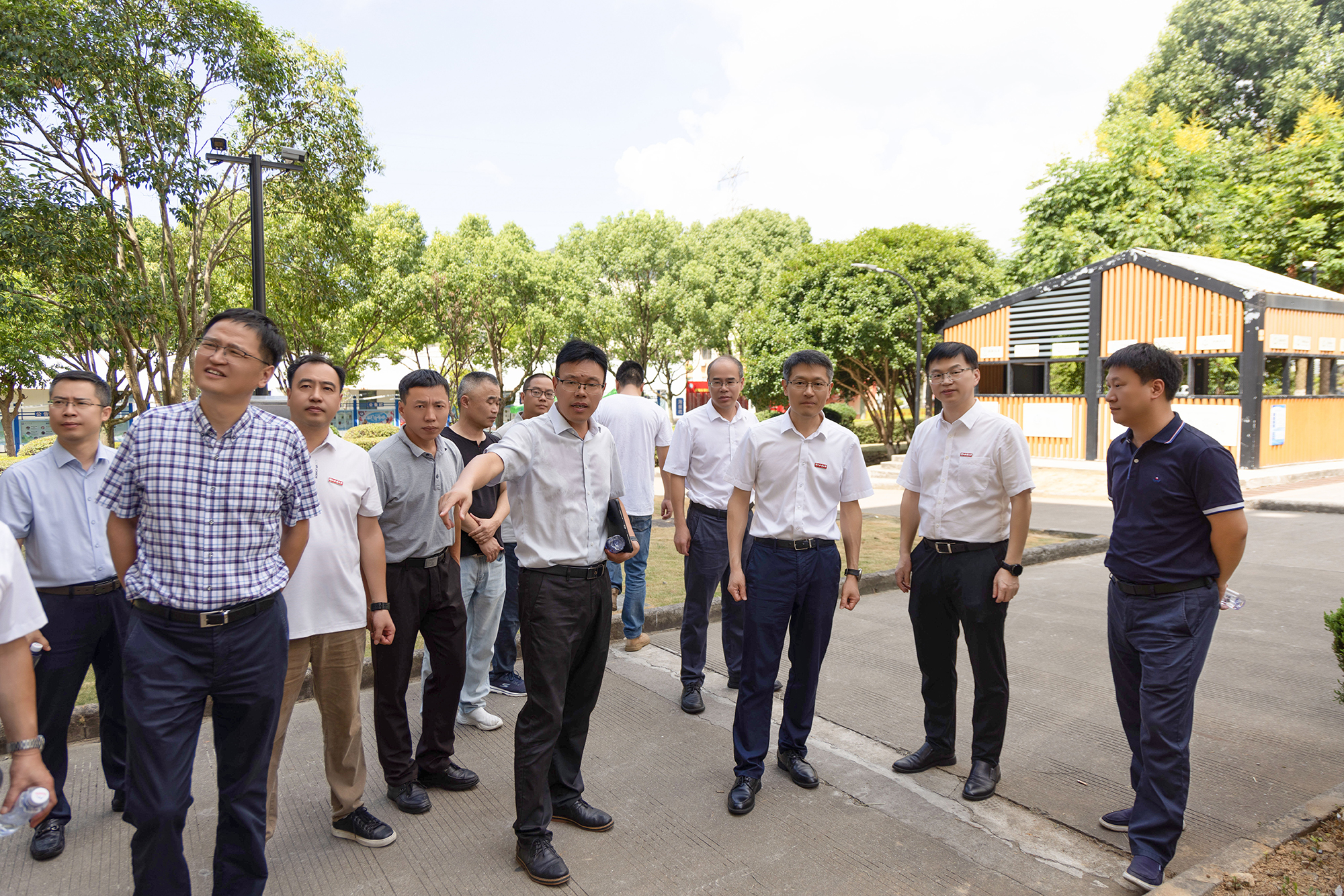 20240905学校领导检查开学迎新工作 -5-102.jpg