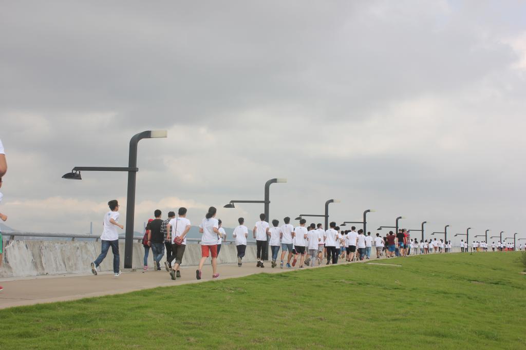 慢跑长龙在揽月湖堤坝