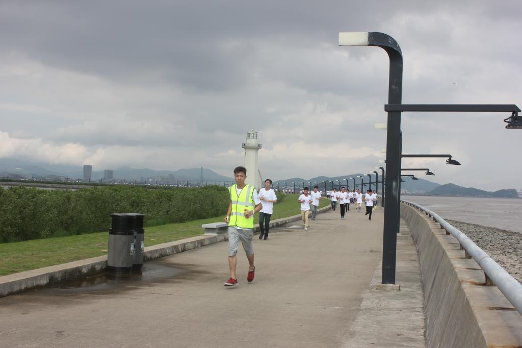 领跑学生一马当先
