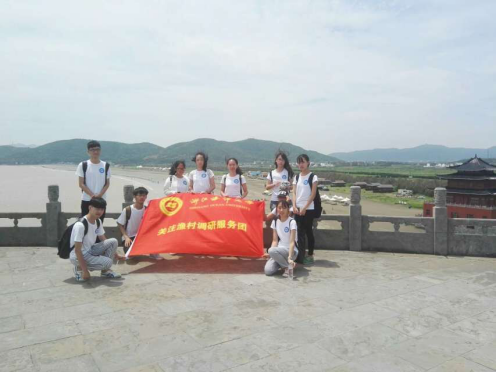 服务团成员合影