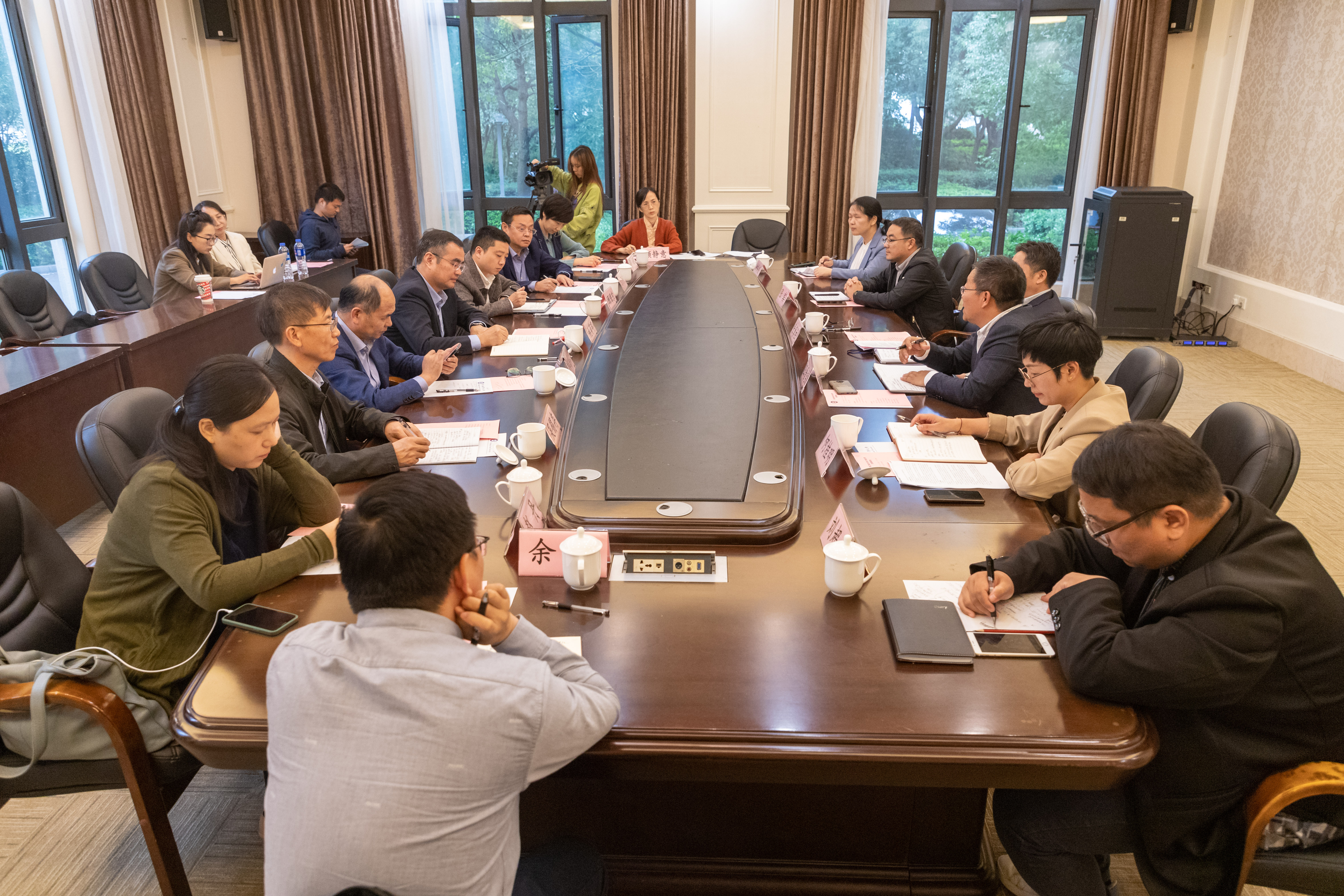 20211102_宁波大学来学校调研国际化办学(胡敏 7D) (3).jpg