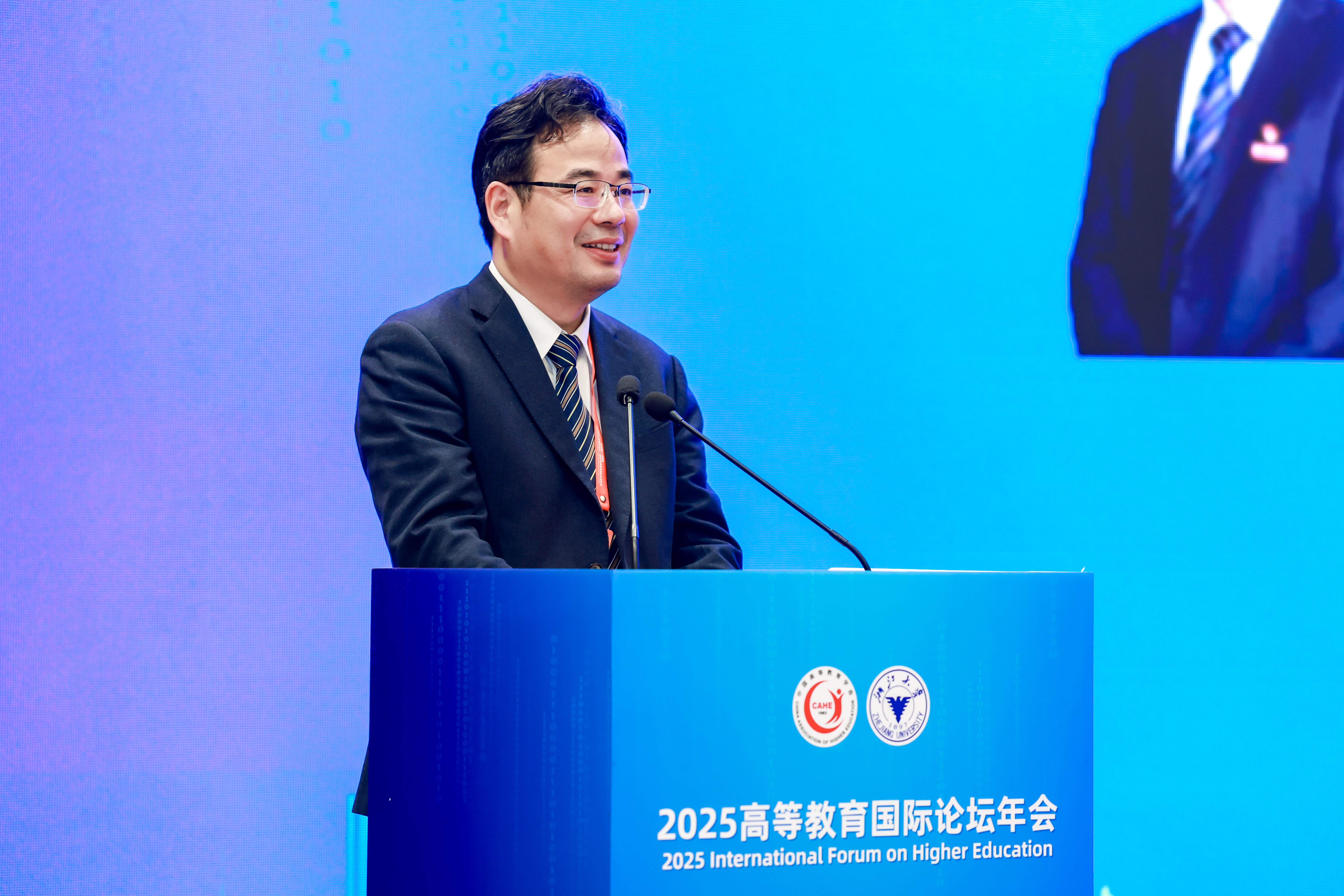 5.浙江海洋大学党委书记严小军教授作报告 (2).jpg