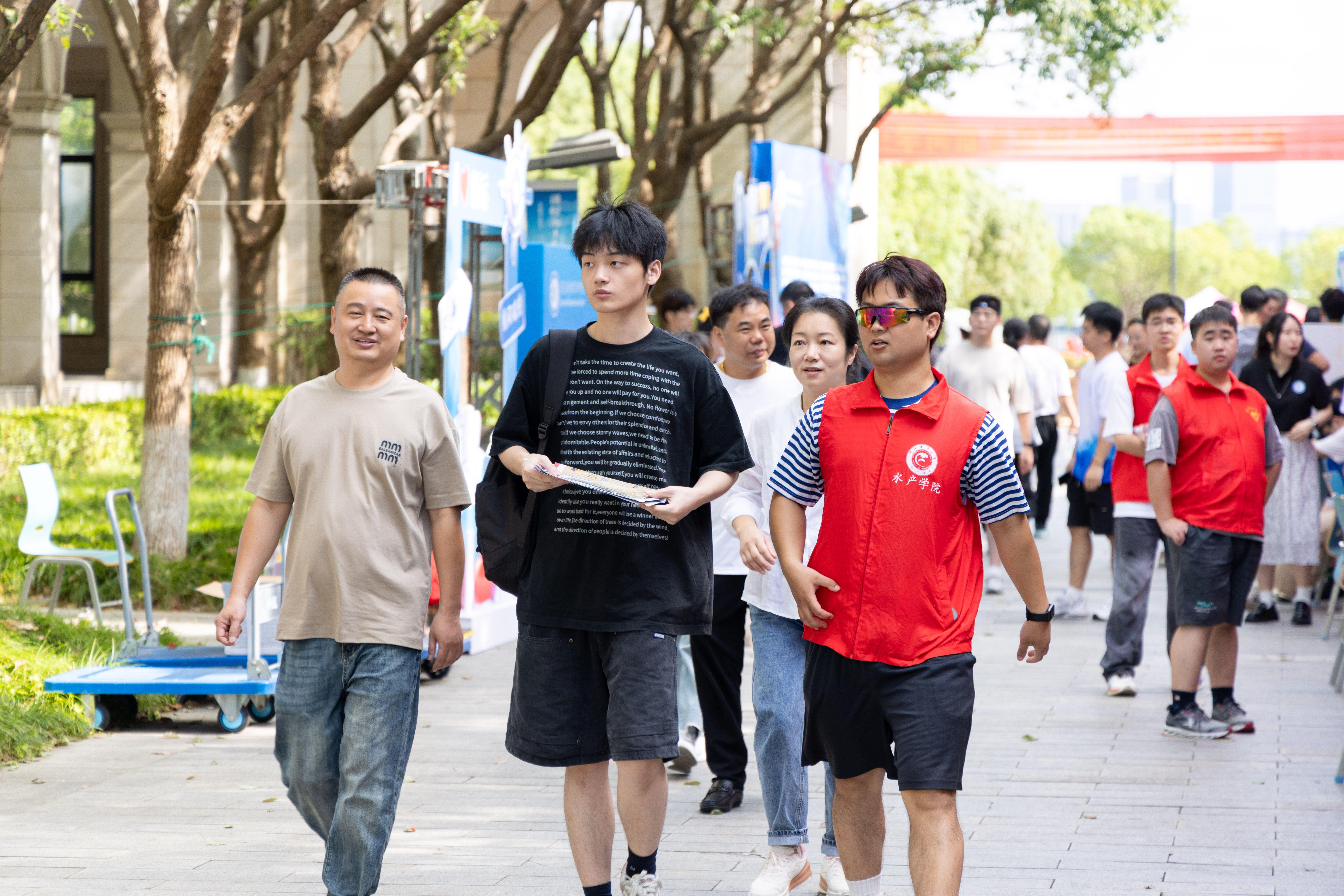 20250912_学校2025级研究生新生报到-1.jpg