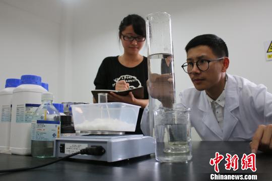 图为浙江海洋学院“创客”团队准备制取“流动的冰” 浙江海洋学院 摄