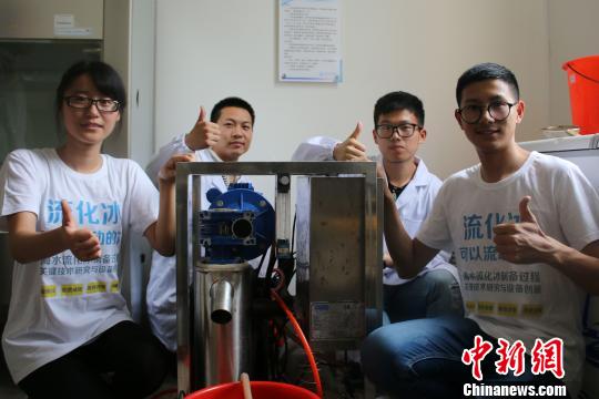 图为“流动的冰”制取机器 浙江海洋学院 摄