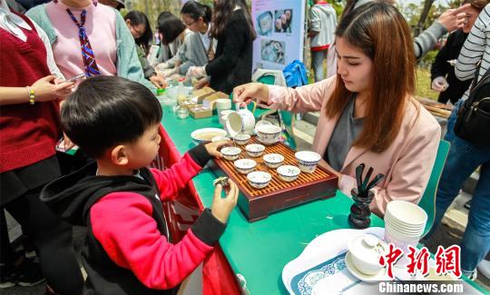 图为浙江海洋大学举办了第二届校园樱花节。　何疆 摄