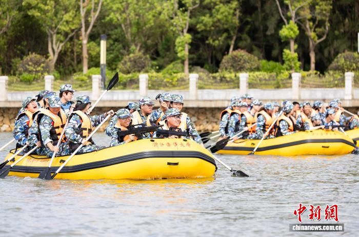 20260920中国新闻网,“别人家的学校+1” 浙江一高校把军训搬到“海上”(1).jpg